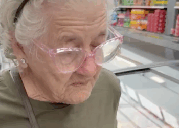 Abuelita cubana llora al ver tanta comida en supermercado de España